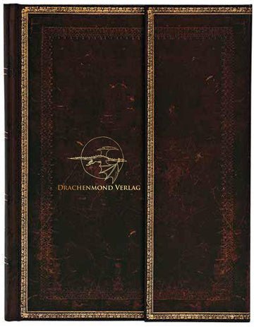 Das Produktbild zeigt das Paperblank. Auf der linken Seite ist das Drachenmond Verlagslogo - ein fliegender Drache vor Vollmond, darunter der Verlagsname - auf dunkelbraunem Hintergrund abgebildet. Die Ränder sind mit goldenen Verzierungen versehen. Daran sieht man, wie weit breit die Klappe ist.